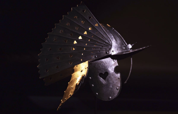 hełm rycerski, wykonany z blachy w srebrnym kolorze, podświetlony nastrojowym światłem