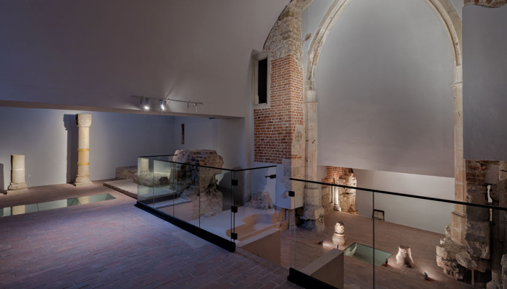 delikatnie oświetlone wnętrze z elementami architektonicznymi