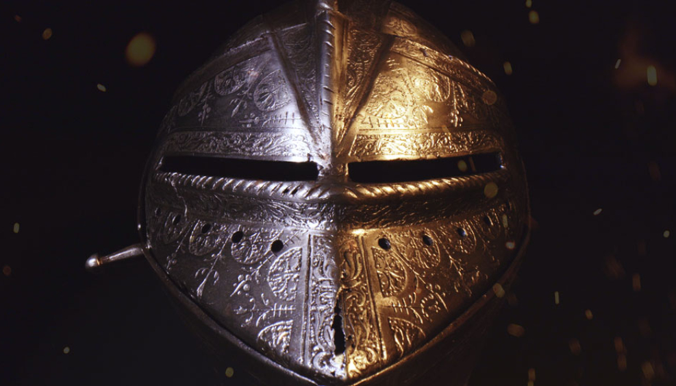 Fragment hełmu z dekoracyjnym złotym i srebrnym wzorem, przeznaczonego do ochrony głowy  rycerza