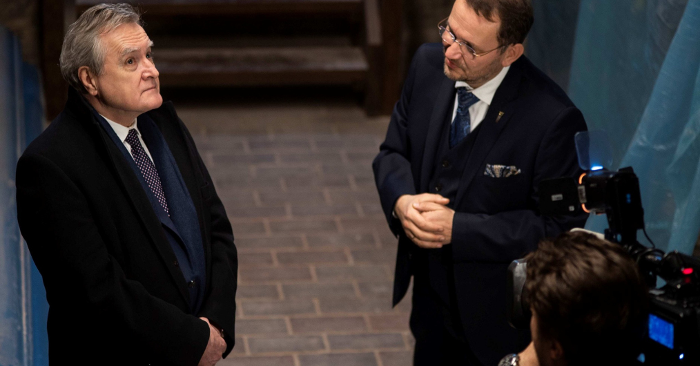 dwóch mężczyzn, widzianych od góry, stoją w jakimś podziemnym, piwnicznym pomieszczeniu