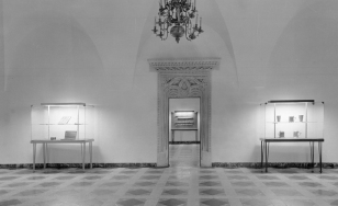 sala zamku, dwie gabloty z obiektami, posrodku przejście do drugiej sali