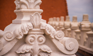 rzeźbiarski detal architektoniczny, z motywami liści akantu