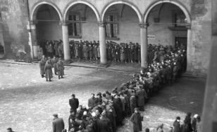 dziedziniec zamku, kolejka ludzi stojącyhc do wejścia