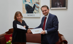 mężczyzna i kobieta, uśmiechnięci, w rękach trzymają dokumenty