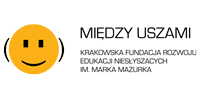 logotyp Między Uszami-Krakowska Fundacja Rozwoju Edukacji Niesłyszących im. Marka Mazurka – Partner projektu