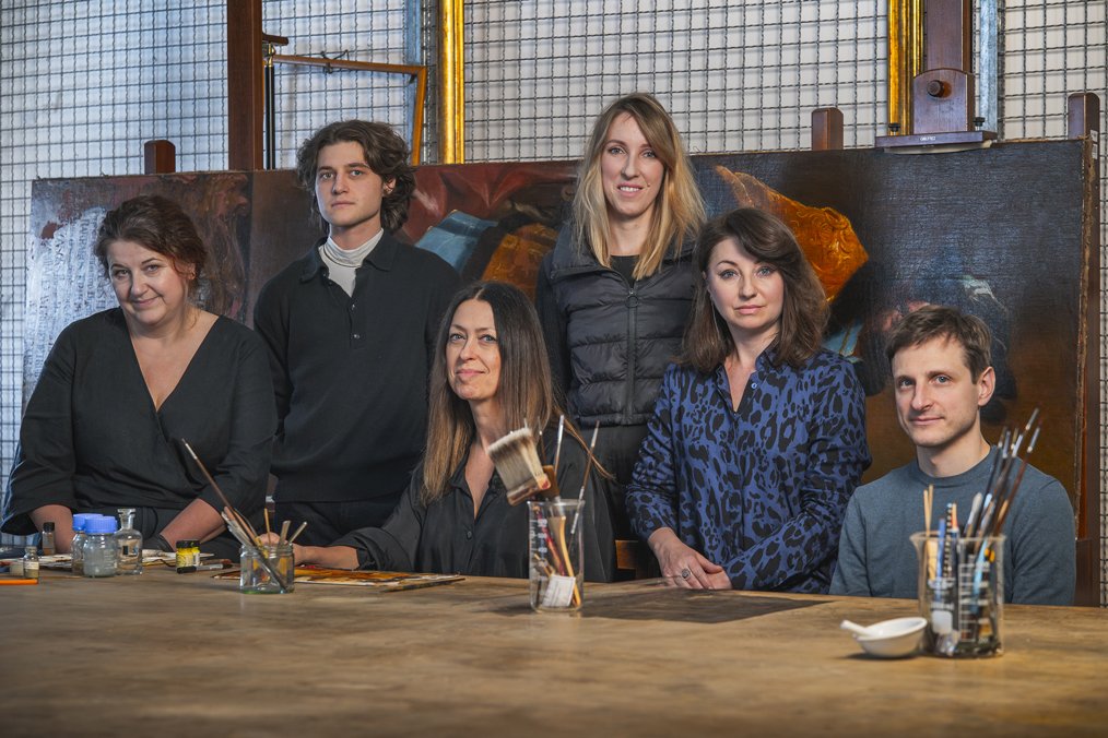 w pracowni konseracji malarstwa, stoły z rozłożonymi obrazami i narzędziami konserwatorskimi