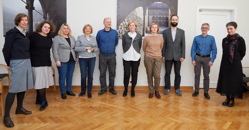 na zdjęciu grupa osób, kobiety i mężczyźni