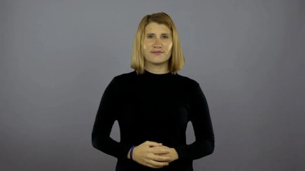 postać jasnowłosej kobiety w czarnej bluzce, stoi na jasnym tle