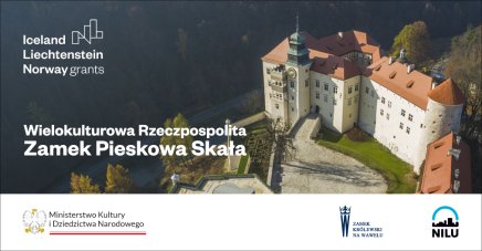widok z lotu ptaka na zamek Pieskowa Skała, oświetlony słońcem i otoczony lasami