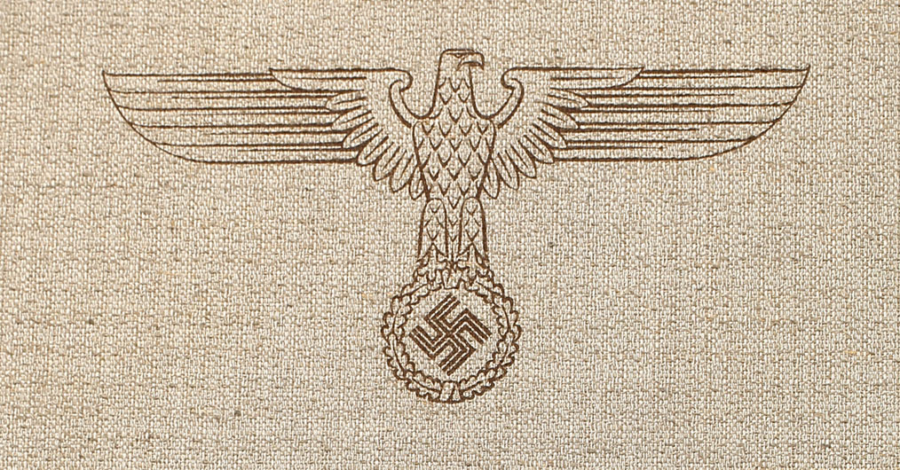 beżowa okładka pudła z napisem w języku niemieckim i hitlerowskim emblematem