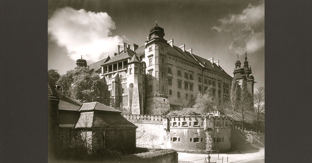 Album w oprawie w formie kasety obciągniętej na zewnątrz pluszem w kolorze jasnopopielatym.