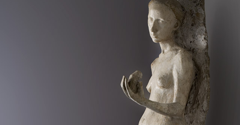 Statua przedstawiająca kobietę z ptakiem w ręku