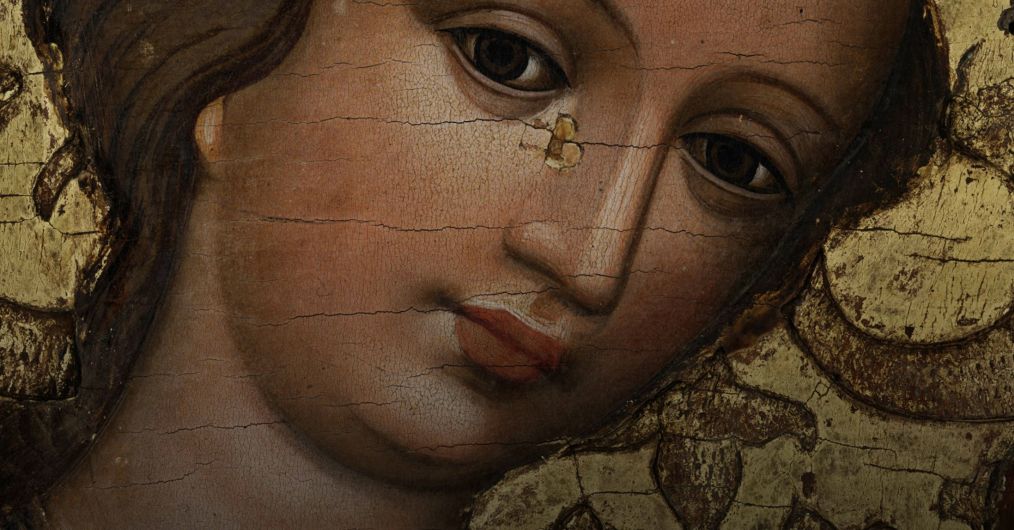 fragment obrazu malowanego na desce, przedstawia kobiecą twarz z dużymi oczami, wąskim nosem i drobnymi, pełnymi ustami