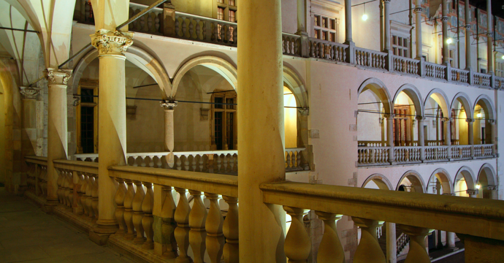 krużganki wawelskie oświetlone lampami