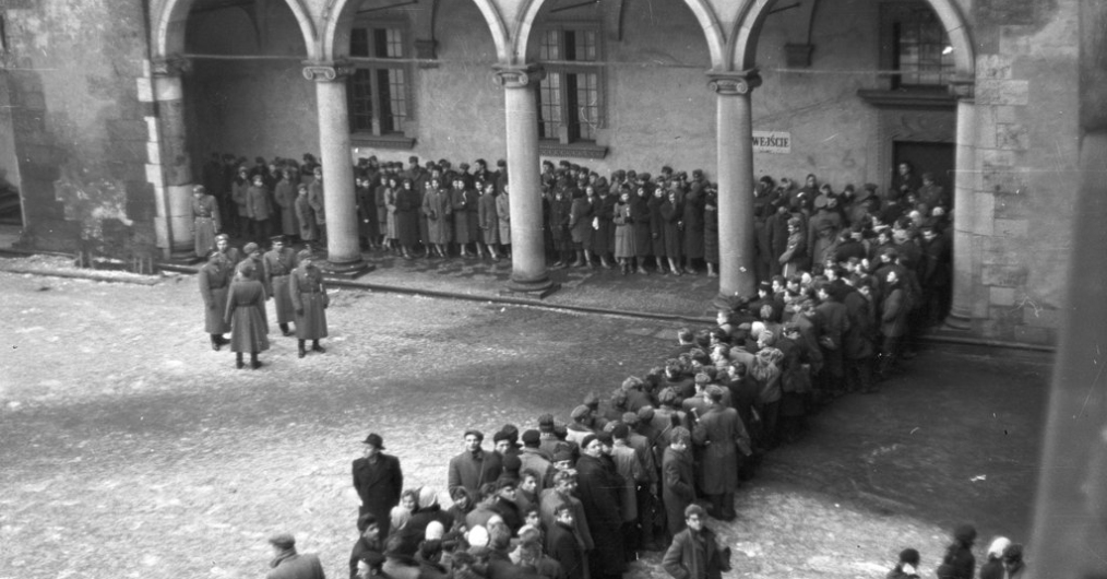 stare zdjęcie, dziedziniec zamku, kolejka ludzi czekających do wejścia