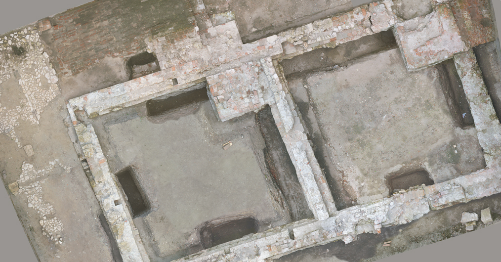 Widok z góry na ceglane fundamenty budowli