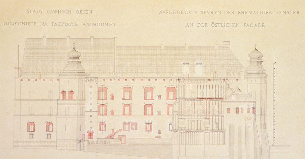 Rysunek architektoniczny, przedstawiający ścianę zamku, widoczne okna, zarys wież, spadzisty dach; napis w języku polskim i niemieckim: Ślady dawnych okien odsłonięte na facyiacie wschodniei
