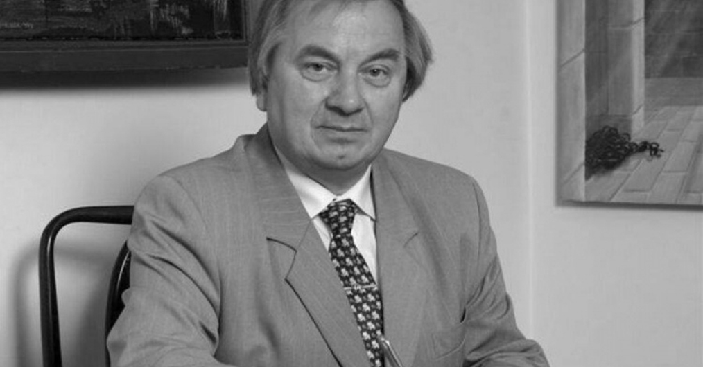 mężczyzna siedzący na krześle