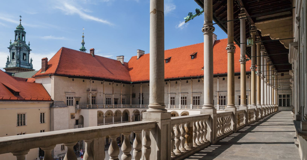 fragment krużganków wawelskich, w tle wieża katedry
