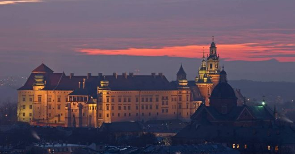 widok zewnętrzny zamku wawelskiego, delikatne światło lamp