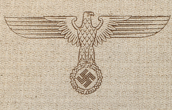 beżowa okładka pudła z napisem w języku niemieckim i hitlerowskim emblematem