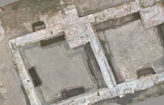 Widok z góry na ceglane fundamenty budowli