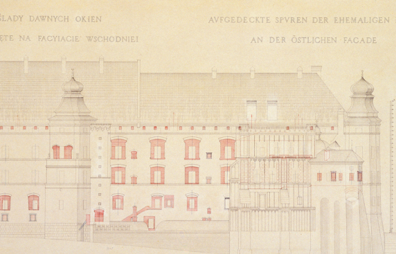 Rysunek architektoniczny, przedstawiający ścianę zamku, widoczne okna, zarys wież, spadzisty dach; napis w języku polskim i niemieckim: Ślady dawnych okien odsłonięte na facyiacie wschodniei