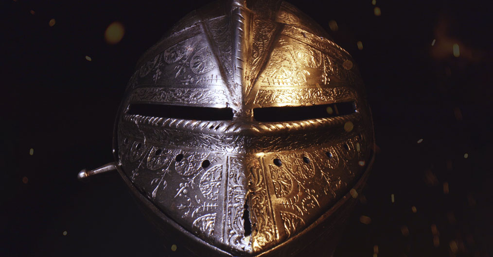 Fragment hełmu z dekoracyjnym złotym i srebrnym wzorem, przeznaczonego do ochrony głowy  rycerza